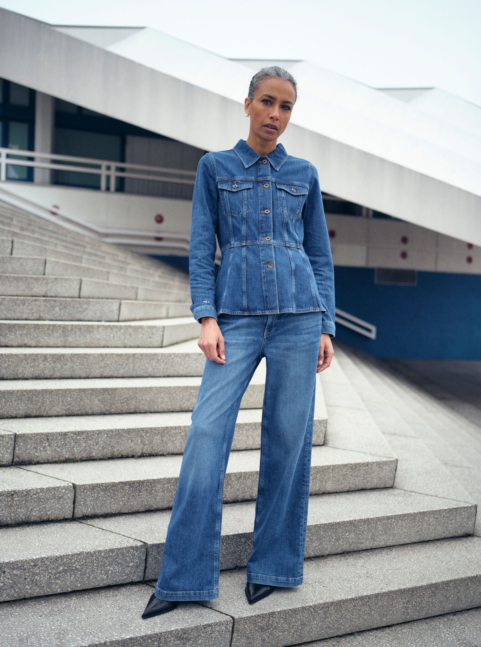 Modelshot / Mid Blue / Detail